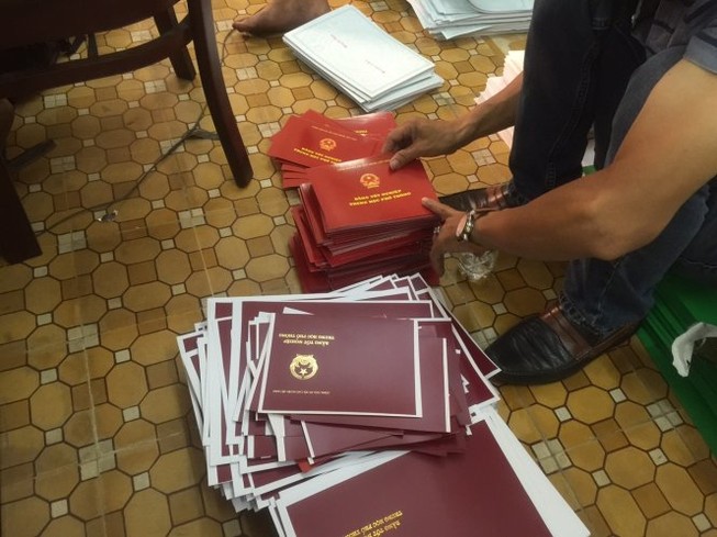 Sang Trung Quốc mua 20.000 phôi văn bằng giả về bán lại