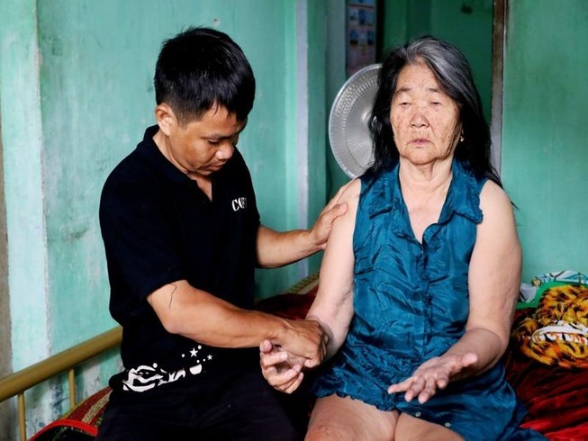 Cảm động lòng hiếu thảo của anh Thọ xe thồ với người mẹ già