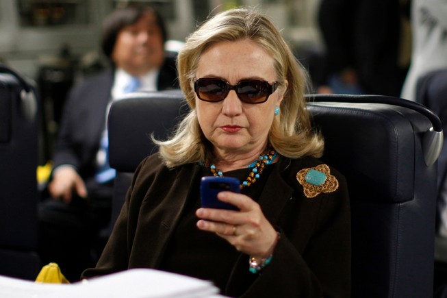 Sự nghiệp chính trị bà Clinton có thể vào ngõ cụt vì một bức ảnh
