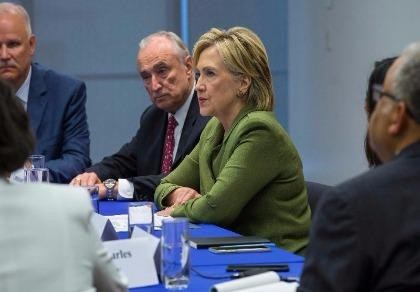 Rò rỉ email cáo buộc tiền từ thiện vào túi bà Clinton?