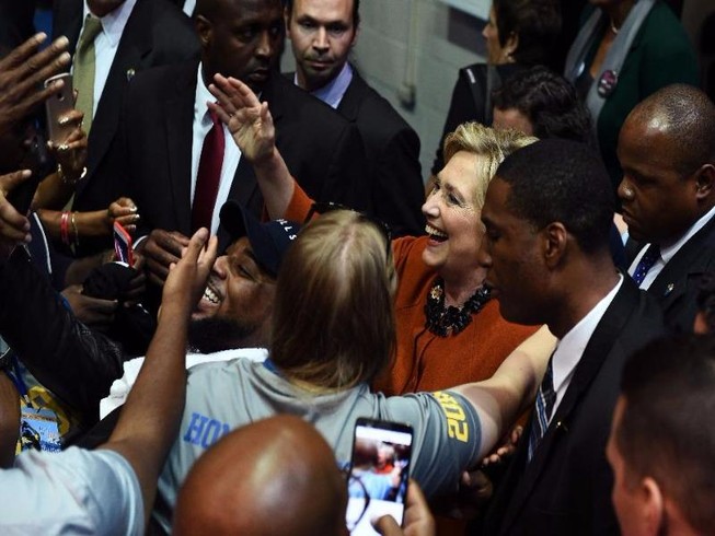 Obama - Clinton họp đảng Dân chủ, đứng lên sau thất bại
