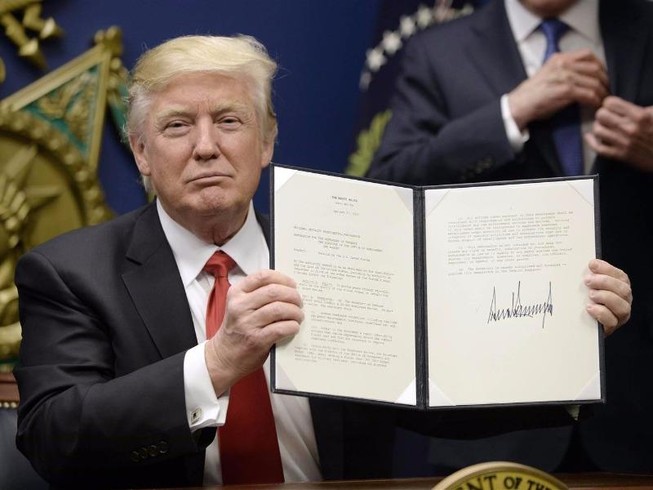 Nhậm chức hơn 10 ngày, ông Trump hứng 52 vụ kiện
