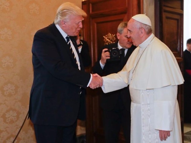 Giáo hoàng Francis mỉm cười đón Tổng thống Trump