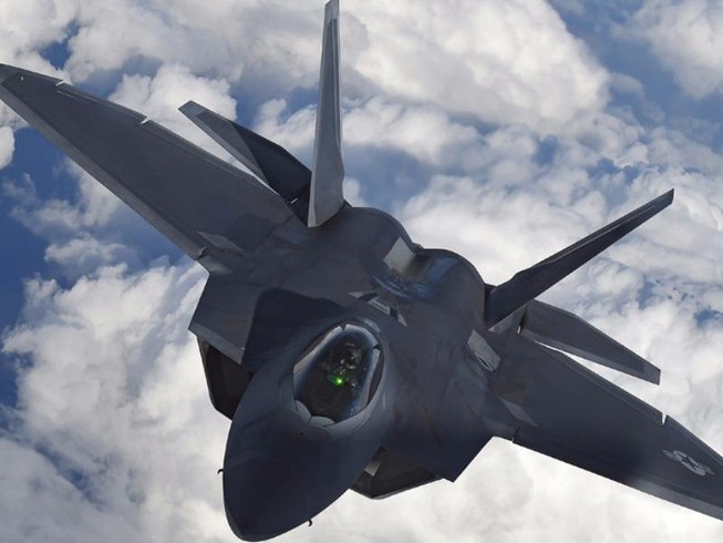 Tàng hình F-22 của Mỹ đối đầu Su-25 Nga tại Syria