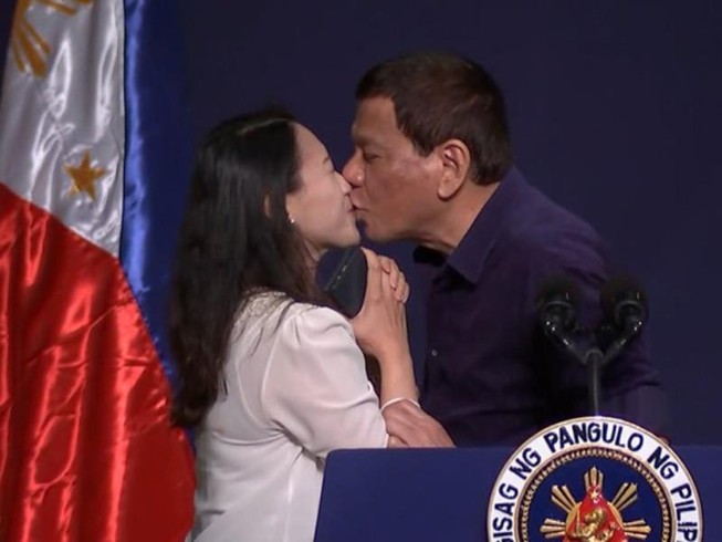 Ông Duterte hứng bão dư luận vì hôn môi phụ nữ có chồng