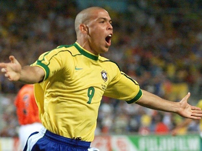 FIFA, 'người ngoài hành tinh' Ronaldo nhắn gì đội bóng nhí?
