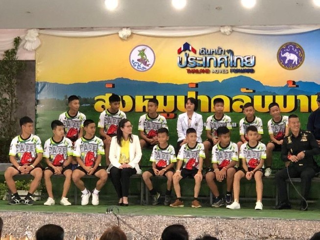 Trực tiếp: Đội bóng nhí họp báo, kể về diễn tiến bị mắc kẹt