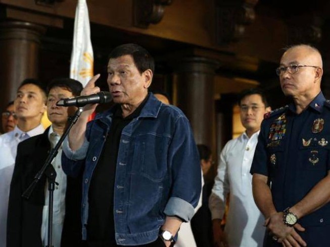 Ông Duterte triệu tập, dọa xử 102 cảnh sát trước truyền thông