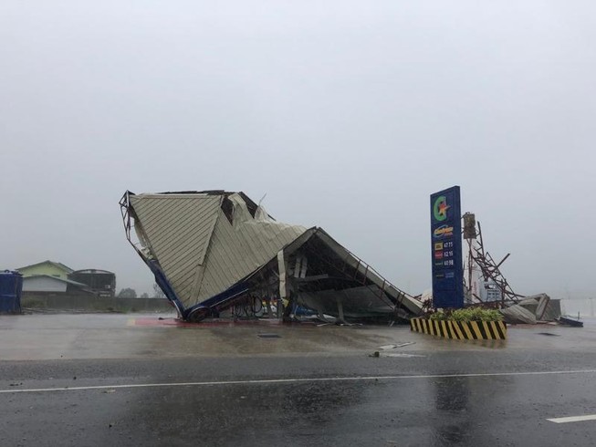 Bão Mangkhut sức gió kinh hoàng 212 km/giờ đổ vào Philippines