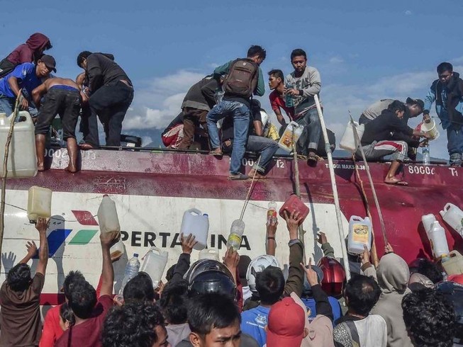 Indonesia: Cướp bóc tràn lan, người người kéo nhau rời Palu