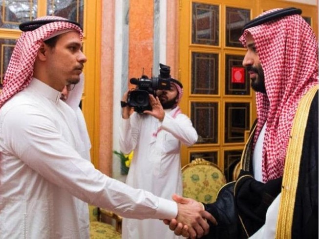Vua, thái tử Saudi Arabia bắt tay các con nhà báo Khashoggi