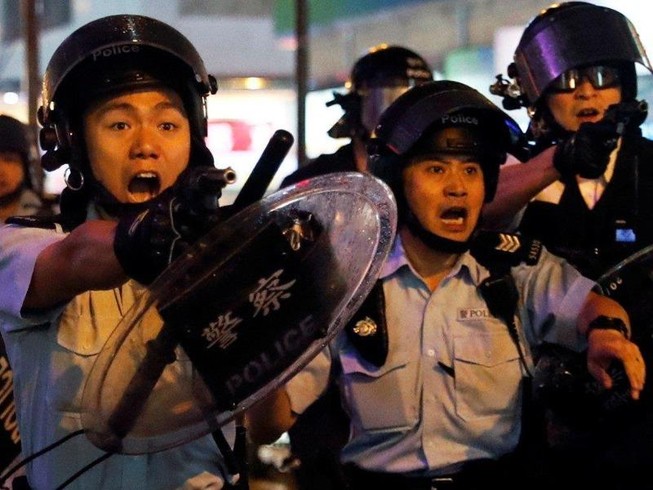 Hong Kong: Vì sao súng nổ?