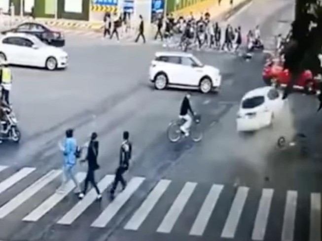Ô tô vượt 2 đèn đỏ liên tiếp, càn quét 14 người thương vong