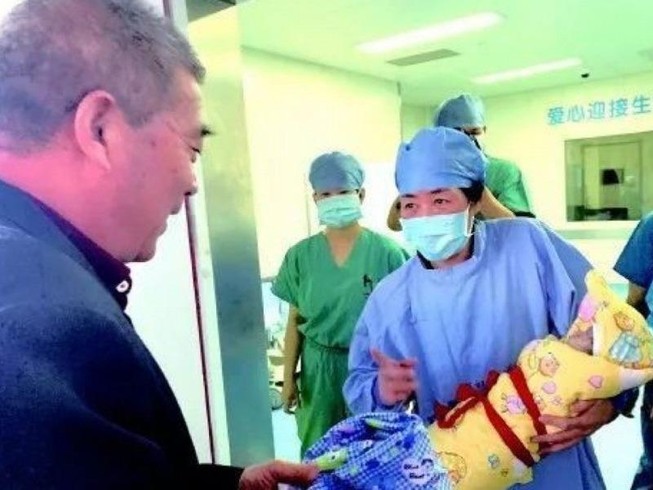 Mẹ 67, cha 68 chờ bị phạt vì sinh con thứ ba