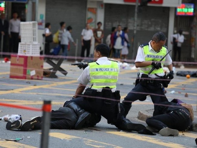 Hong Kong: 1 người biểu tình bị bắn vào ngực sáng nay