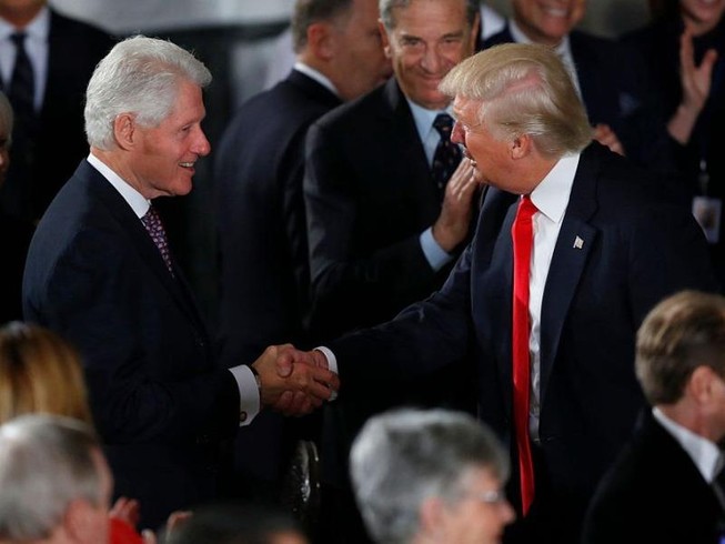 Ông Clinton nhắn ông Trump: Cứ để cấp dưới lo chuyện luận tội