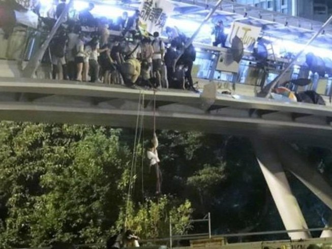 Hong Kong: Người biểu tình đu dây thoát ra khỏi trường