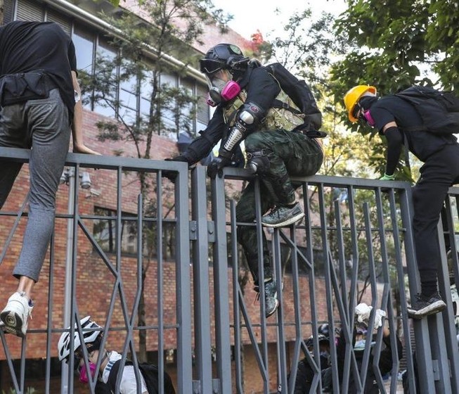 Hong Kong: 200 người biểu tình dưới 18 tuổi được tự do