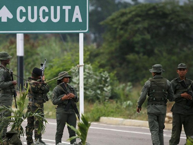 Binh sĩ Venezuela tại cầu quốc tế Tienditas nối Venezuela với Colombia. Ảnh: AP