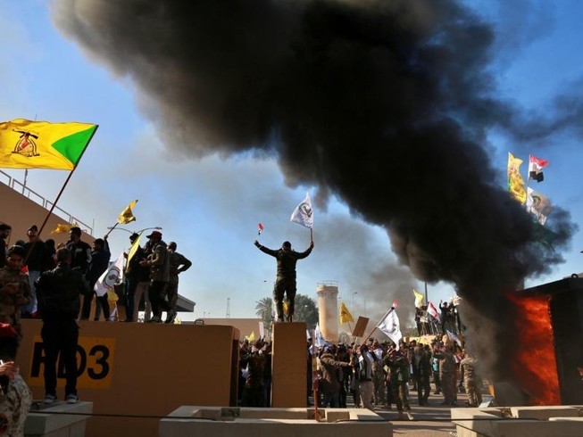 Đại sứ quán Mỹ tại Iraq bị tấn công. Ảnh: REUTERS