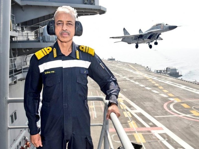 Phó Tham mưu trưởng Hải quân Ấn Độ - Phó Đô đốc Murlidhar Sadashiv Pawar trên tàu sân bay INS Vikramaditya. Ảnh: TWITTER