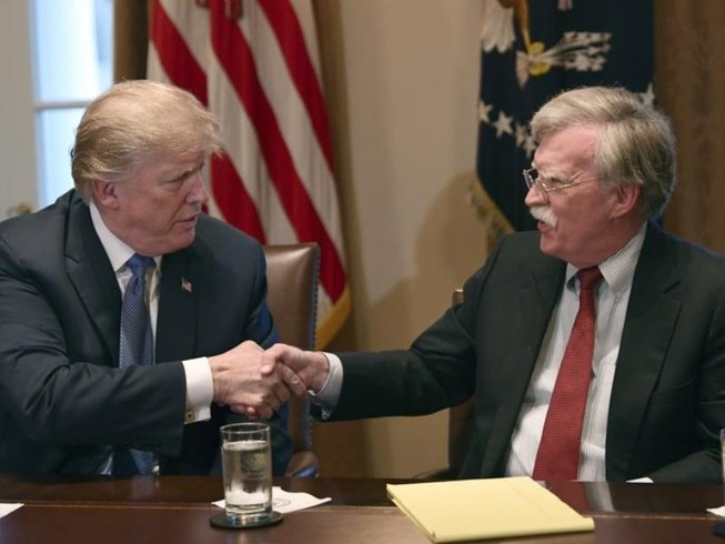 Tổng thống Donald Trump (trái) và Cố vấn an ninh quốc gia John Bolton. Ảnh: AP