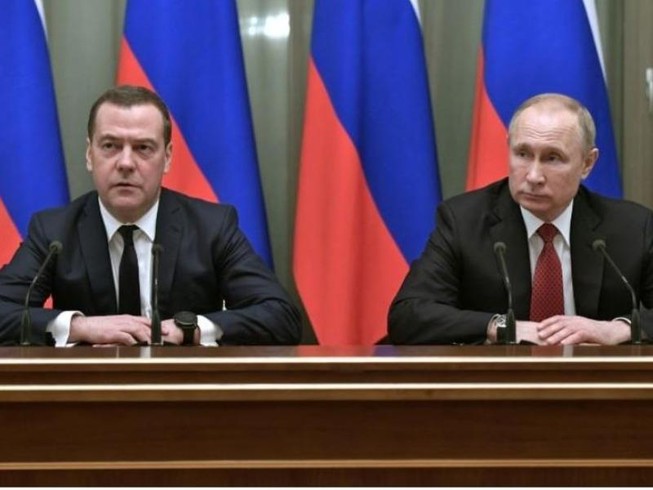 Thủ tướng Nga Dmitry Medvedev (trái) và Tổng thống Nga Vladimir Putin. Ảnh: REUTERS