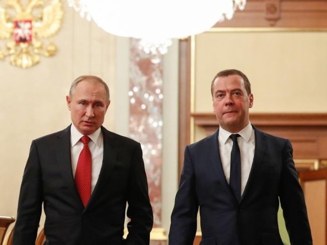 Tổng thống Nga Vladimir Putin (trái) và Thủ tướng Nga Dmitry Medvedev (phải). Ảnh: SPUTNIK