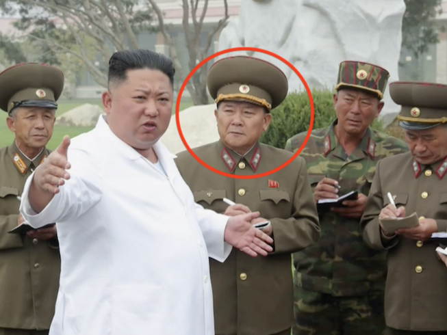 Tân Bộ trưởng Quốc phòng Triều Tiên Kim Jong-gwan (trong vòng tròn). Ảnh: KCNA