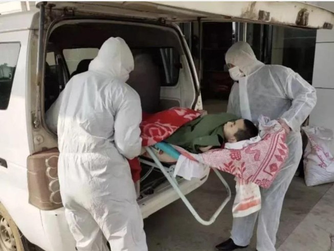 Bố bị cách ly vì virus Corona, bỏ con trai tàn tật chết ở nhà