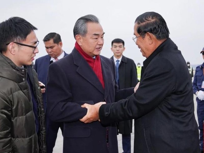 Bộ trưởng Ngoại giao Trung Quốc Vương Nghị (giữa) đón Thủ tướng Campuchia Hun Sen (phải) tại Bắc Kinh ngày 5-2. Ảnh: THX