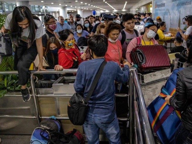 Dân Philippines ồ ạt tìm cách ra khỏi Manila trước khi lệnh phong tỏa bắt đầu. Ảnh: INQUIRER