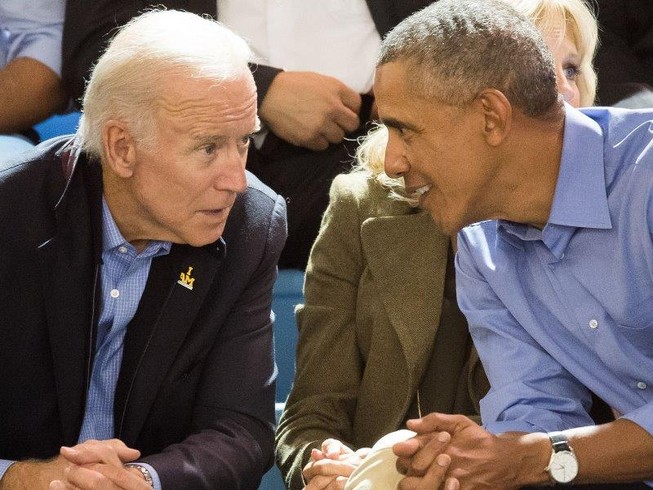 Cựu Phó Tổng thống Joe Biden (trái) đã tham vấn cựu Tổng thống Barack Obama (phải) về chuyện chọn người liên minh cấp phó cho mình. Ảnh: AXIOS