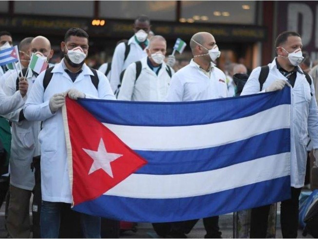 Nhóm bác sĩ, y tá Cuba đến sân bay Malpensa gần TP Milan, vùng Lombardy (Bắc Ý) ngày 22-3 để hỗ trợ cứu chữa bệnh nhân nhiễm COVID-19. Ảnh: REUTERS