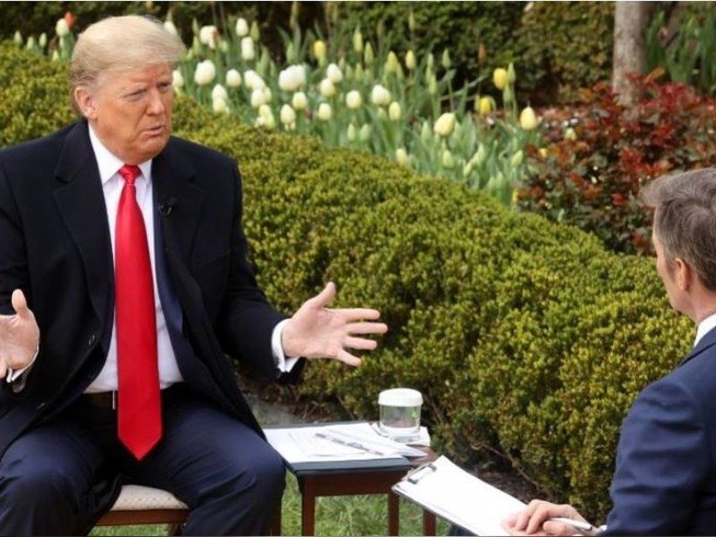 Tổng thống Mỹ Donald Trump trả lời phỏng vấn nhà báo Fox News về phản ứng với dịch COVID-19, tại Nhà Trắng ngày 24-3. Ảnh: REUTERS