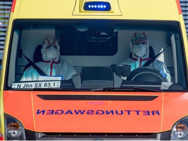 Xe cấp cứu chở bệnh nhân COVID-19 đến bệnh viện ở Leipzig (Đức) ngày 25-3. Ảnh: REUTERS