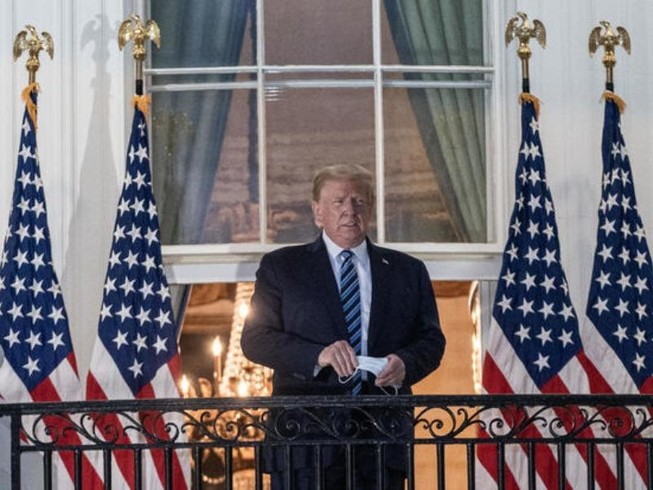 Tổng thống Mỹ Donald Trump tháo khẩu trang khi vừa xuất viện về đến Nhà Trắng chiều 5-10. Ảnh: GETTY IMAGES