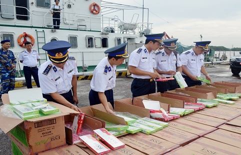 Cảnh sát biển bắt xuồng cao tốc chở thuốc lá lậu