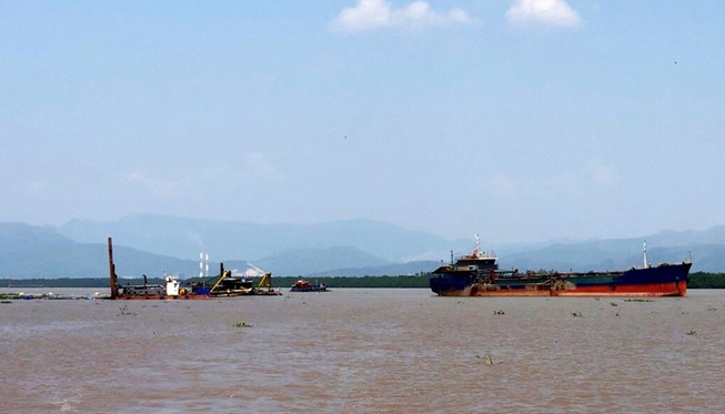 Nghi đổ thải sai vị trí, 1 tàu nạo vét bị tạm đình chỉ