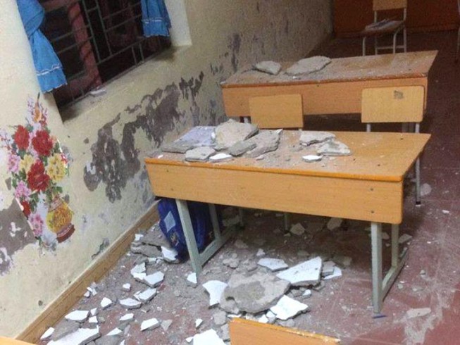 Sập trần lớp học, 3 học sinh lớp 1 nhập viện