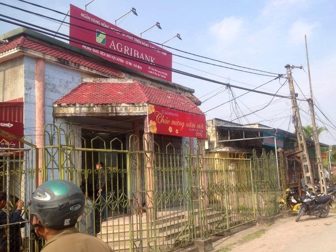 Cướp ngân hàng bằng bình xịt hơi cay, dao quắm