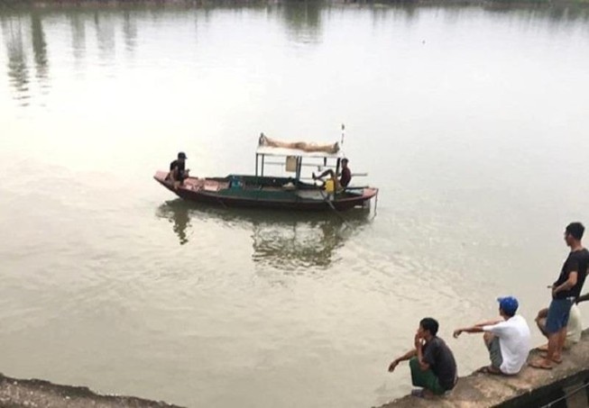 Lật thuyền, hai bà cháu mất tích trong đêm