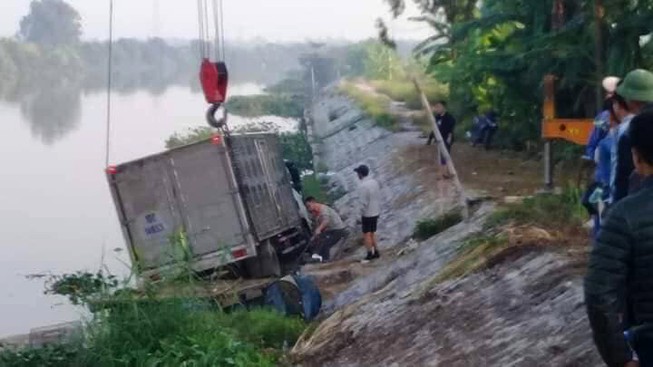 Hi hữu: Ô tô tải tông chết người đi đò