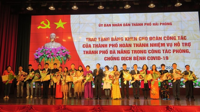 Tặng bằng khen đoàn y tế hỗ trợ Đà Nẵng chống dịch COVID-19