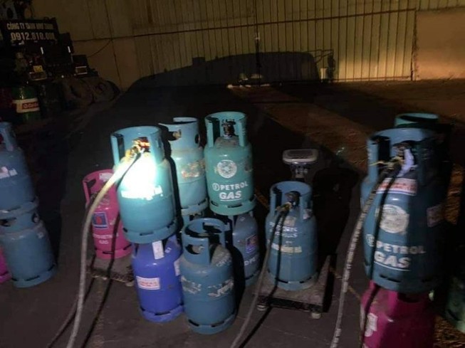 Bắt quả tang vụ sang chiết gas trái phép ở Hải Phòng