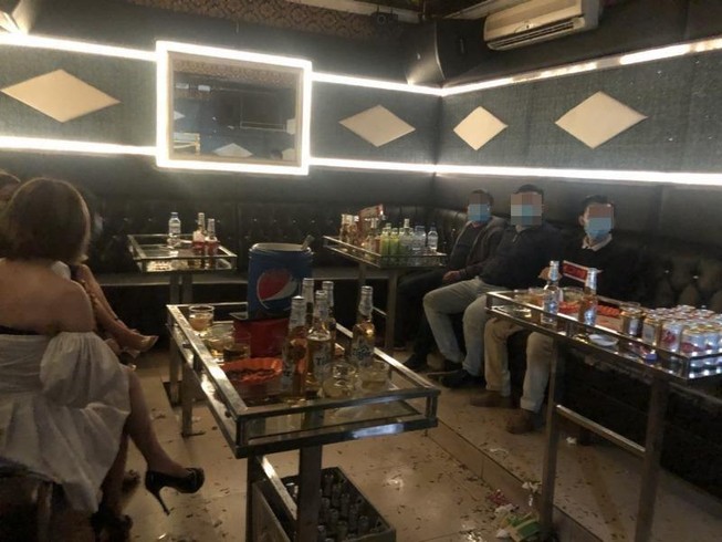 Đang hát karaoke thì bị đưa cách ly COVID-19