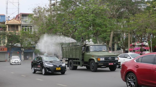 Xuất hiện ba ca COVID-19, Hải Phòng tiếp tục phun hóa chất khử trùng các tuyến đường chính và khu vực liên quan ca F0, F1.