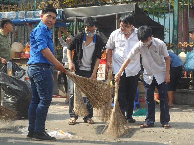 Các bạn trẻ phơi nắng dọn vệ sinh đường phố đón tết Nguyên Tiêu