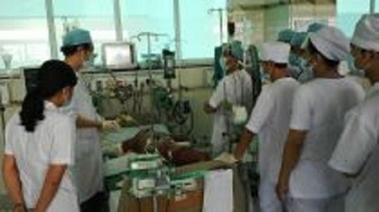 Trẻ sốt cao trên 2 ngày nên đưa vào bệnh viện