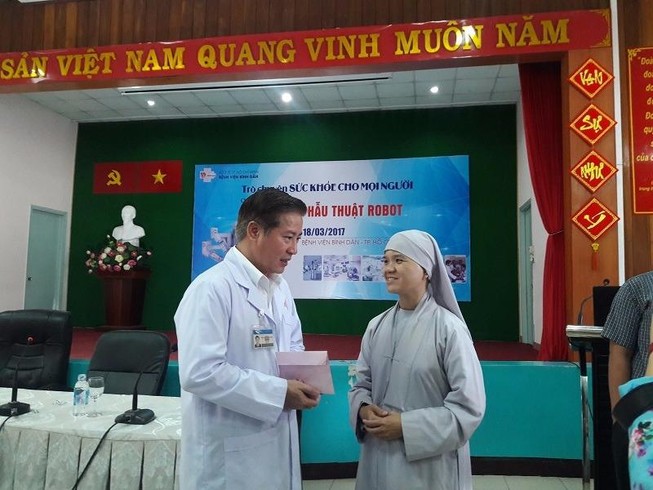 Du học sinh Ấn Độ xin về VN để được phẫu thuật robot